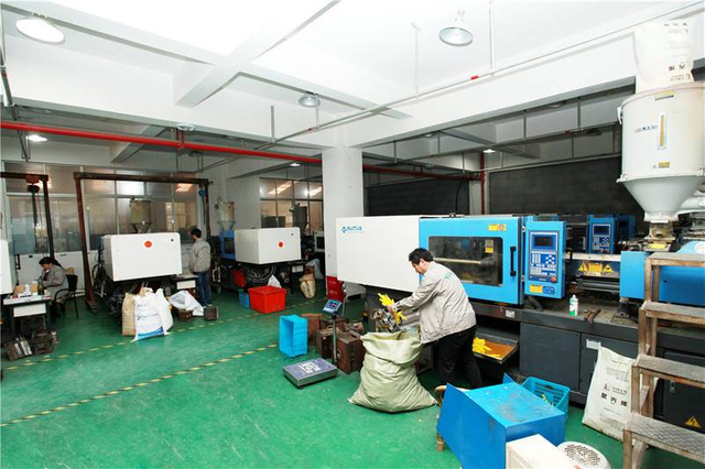 Laboratorio di iniezione di polvere di giada elettrica in resina di nylon